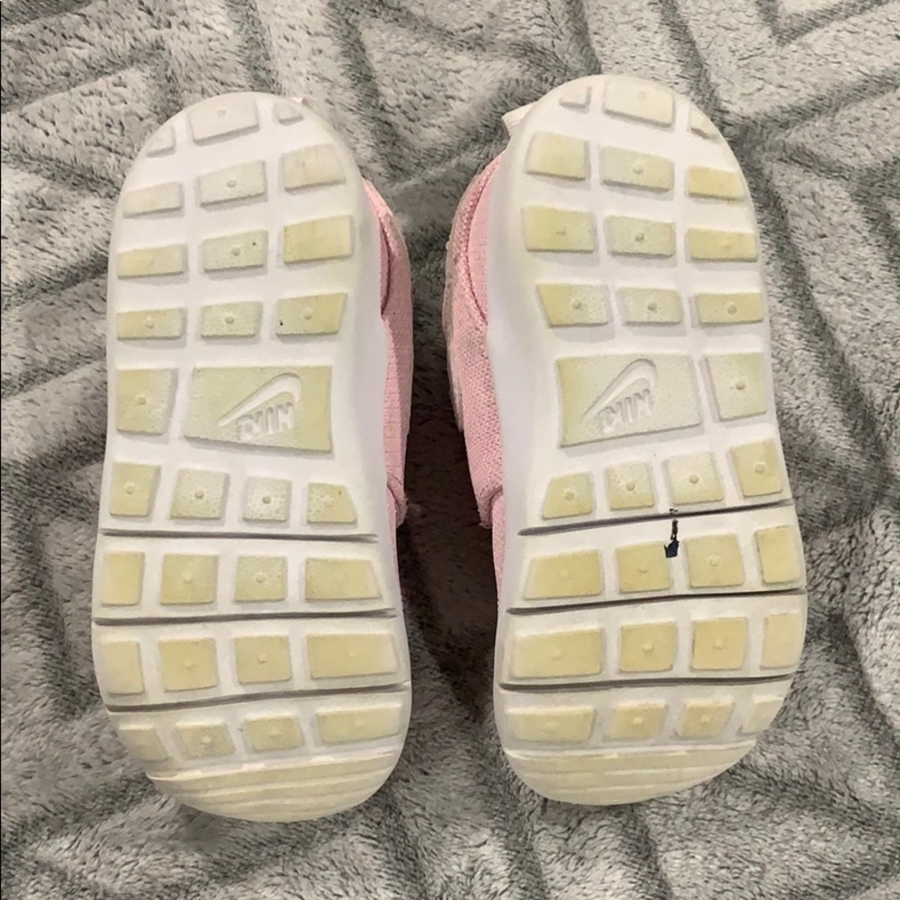 💕Nike Roshe Sneakers💕 - Picture 4 of 5